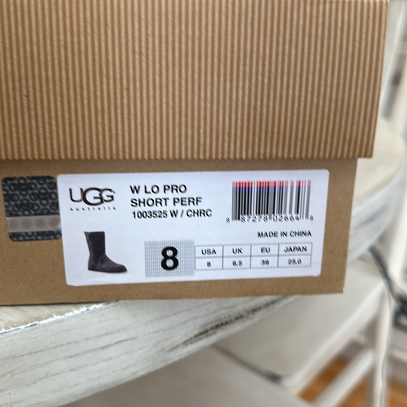 Barely worn Uggs - Picture 4 of 4